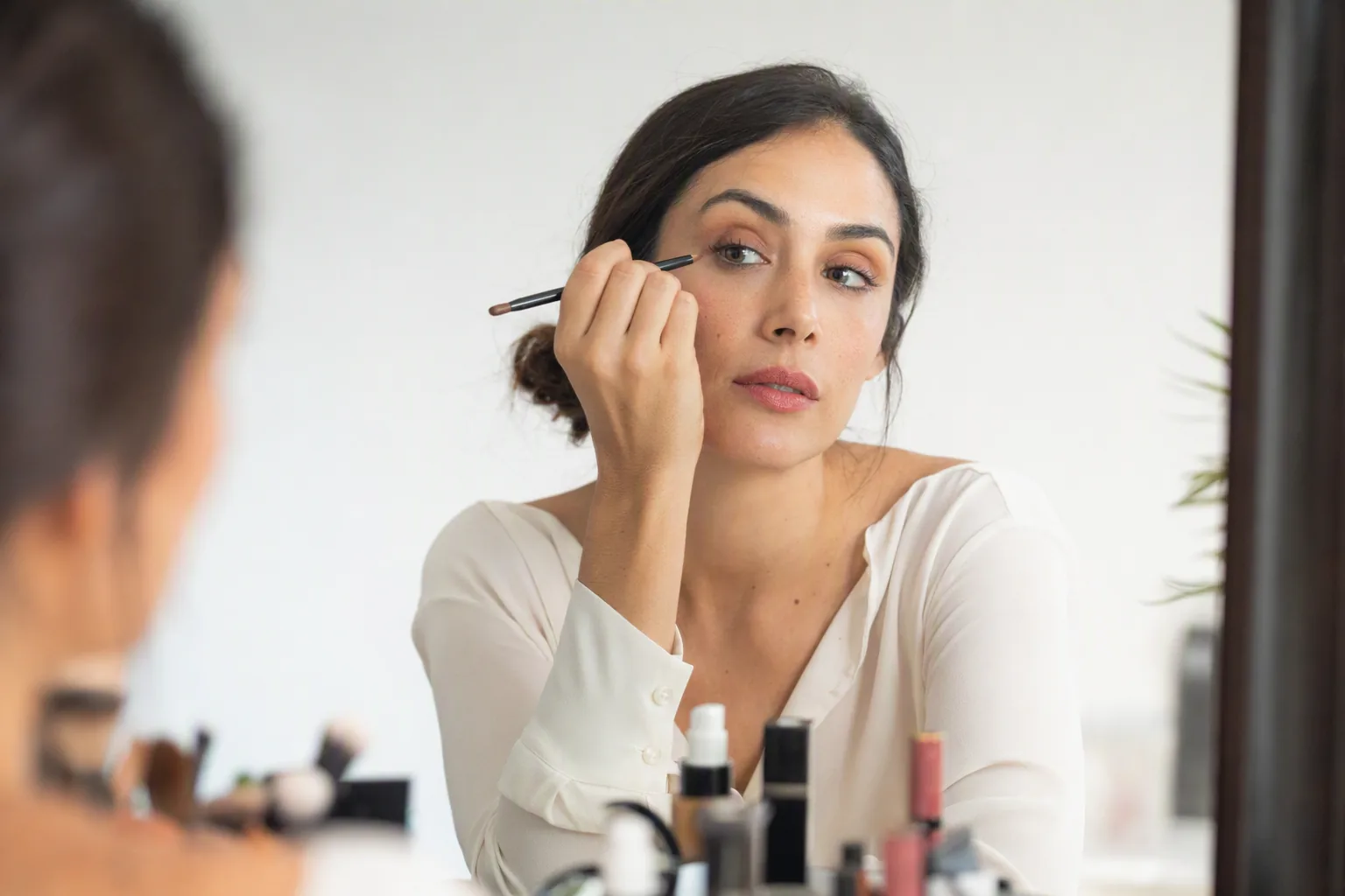 Probador de maquillaje virtual: qué decisiones resuelve y cuáles no